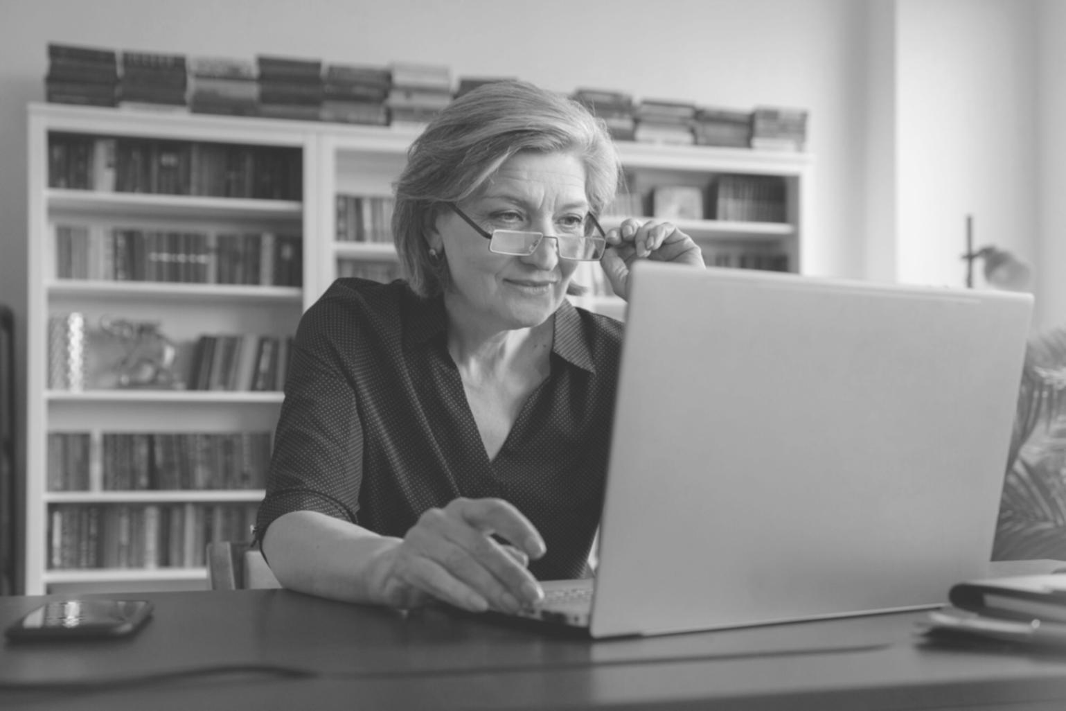 Espacio de trabajo organizado con documentos financieros